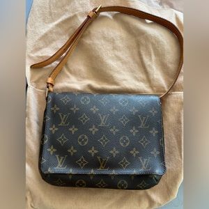 Lv musette tango 100% authentic